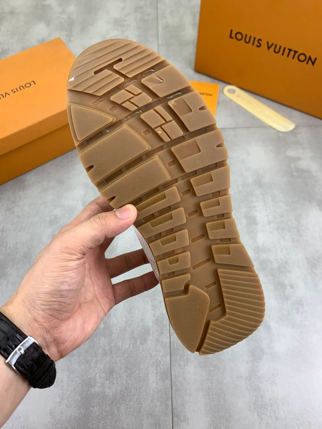 Men's Men's Shoes 💰P440💰【New Style】Yangli🆘 💭💭New model launched【LOUlS VUlTTON】Louis Vuitton's new low-top men's shoes, high quality, support inspection! This style comes from Italy with a variety of styles, very energetic and creative, giving people a comfortable and atmospheric visual impact❗Synchronization, the upper is made of silk calfskin with original LV, imported soft sheepskin lining🐑Purely hand-stitched; LV original rubber outsole 2️⃣color options available Size: 38~44